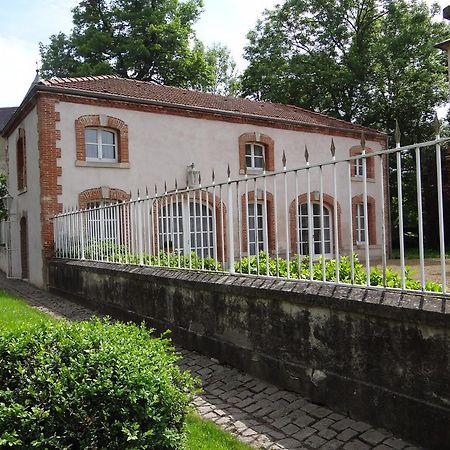 Château Mesny Gite Au Fil des Pages Vic-sur-Seille Exterior foto